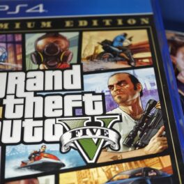 Carcasă pentru jocul Grand Theft Auto 5, cu CD-ul lângă. GTA 6 a fost confirmat recent