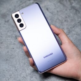 Telefon Samsung Galaxy S21 Ultra, în nuanță albastră, în mâna unui utilizator, pe fundal gri. Noile telefoane Samsung Galaxy vor avea plastic reciclat în design