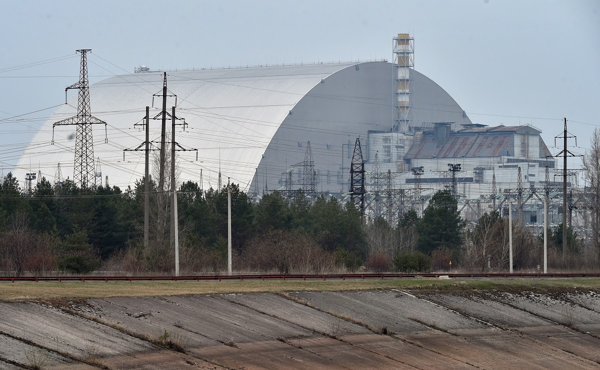Sarcofagul care acoperă reactorul 4 de la Cernobîl. Experții au vorbit despre riscul ocupării centralei nucleare de la Cernobîl de către forțele ruse
