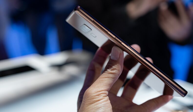 Telefonul Note 9, dezvăluit în 2018, în cadrul unui eveniment Samsung Unpacked. Samsung a lansat seria Galaxy S22 acum