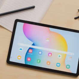 Tabletă Galaxy Tab S6, pe un birou din lemn, cu o foaie în colțul stâng. Samsung a lansat recent seria de tablete Tab S8