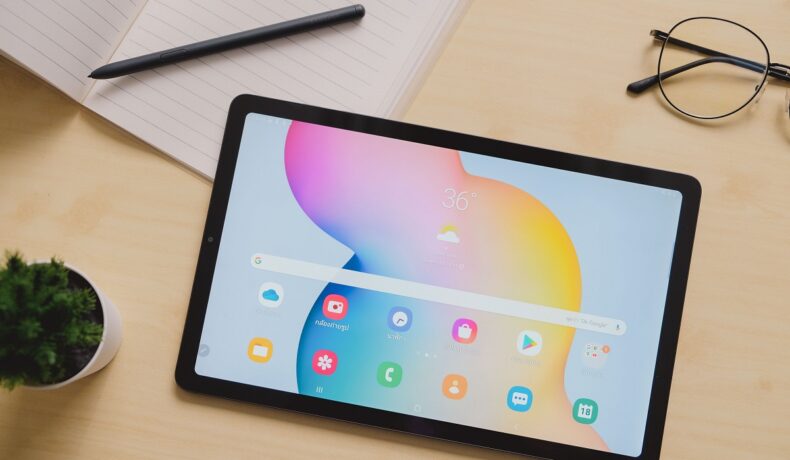 Tabletă Galaxy Tab S6, pe un birou din lemn, cu o foaie în colțul stâng. Samsung a lansat recent seria de tablete Tab S8