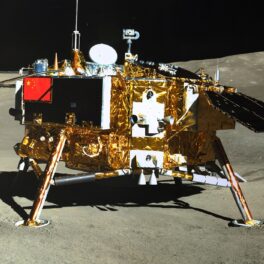 Roverul Yutu-2, al Chinei, la aselenizare, cu carcasa aurie. Yutu-2 a găsit recent sfere de sticlă neobișnuite pe Lună