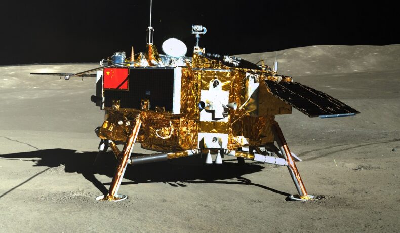 Roverul Yutu-2, al Chinei, la aselenizare, cu carcasa aurie. Yutu-2 a găsit recent sfere de sticlă neobișnuite pe Lună