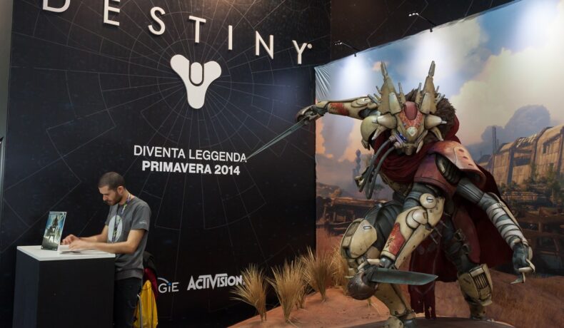 Prezentare pentru jocul Destiny, creat de Bungie, cu unul dintre personaje și un angajat într-o parte. Sony va cheltui 1.2 miliarde de dolari pentru dezvoltatorii Destiny