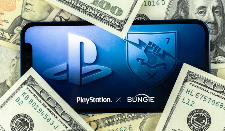Logo-urile Bungie și PlayStation, pe care le deține acum Sony, pe ecranul unui telefon, printre bani. Sony va cumpăra Bungie