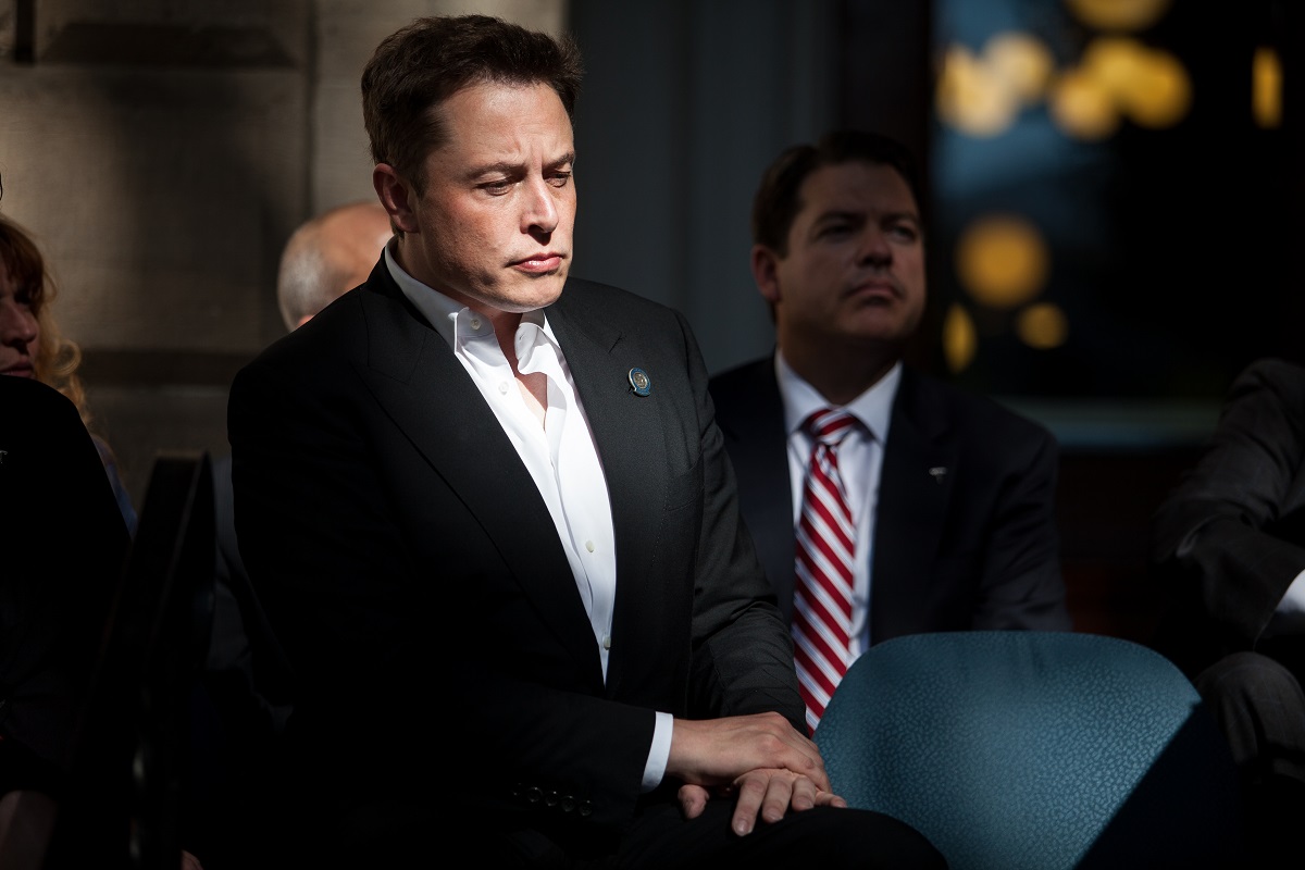 Elon Musk, în Nevada State Capitol, septembrie 2014. E îmbrăcat în costum negru, cu o cămașă albă. Tânărul care urmărește locația avionului lui Elon Musk a deschis o afacere