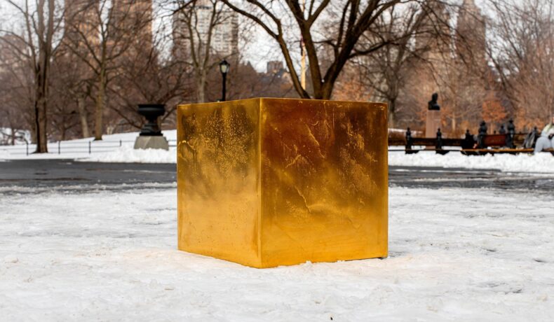 Castello Cube, un cub de aur de 11.7 milioane de dolari, în Central Park, care stă pe zăpadă