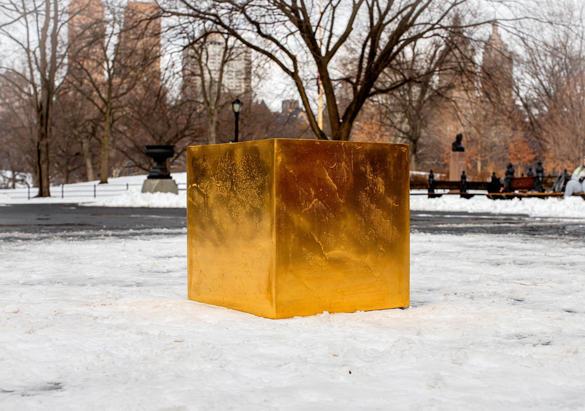 Castello Cube, un cub de aur de 11.7 milioane de dolari, în Central Park, care stă pe zăpadă