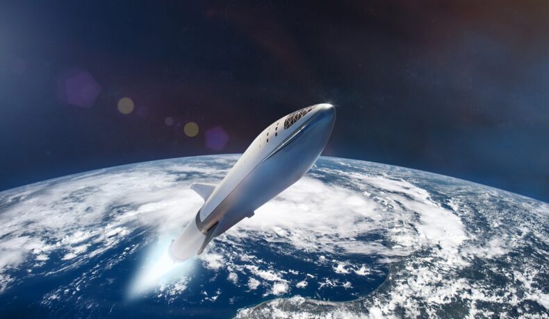 Navă albă care părăsește Pământul pentru a ajunge în spațiu. Un miliardar tech va călători în spațiu la bordul unei rachete SpaceX