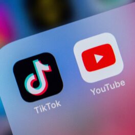 Logo-urile YouTube și TikTok, ce colectează cele mai multe date ale utilizatorilor, pe ecranul unui telefon