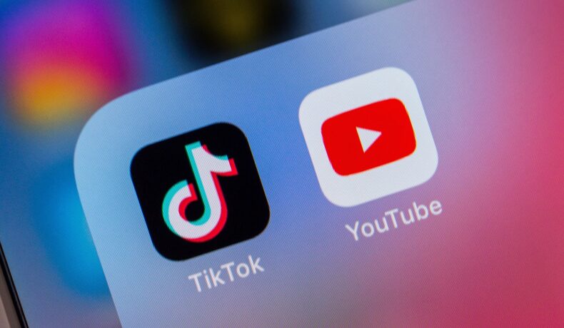 Logo-urile YouTube și TikTok, ce colectează cele mai multe date ale utilizatorilor, pe ecranul unui telefon