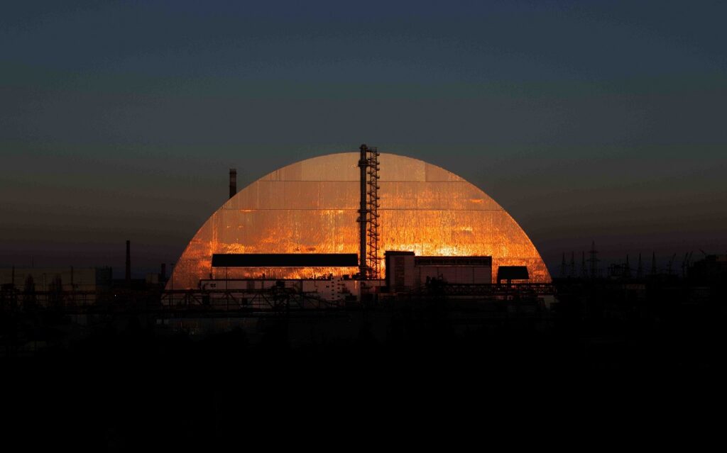 Sarcofagul care acoperă reactorul 4 al centralei nucleare de la Cernobîl. Imagine realizată noaptea
