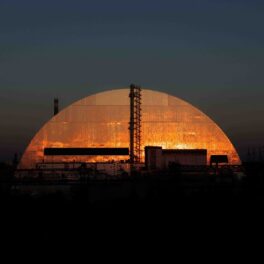 Sarcofagul care acoperă reactorul 4 al centralei nucleare de la Cernobîl. Imagine realizată noaptea