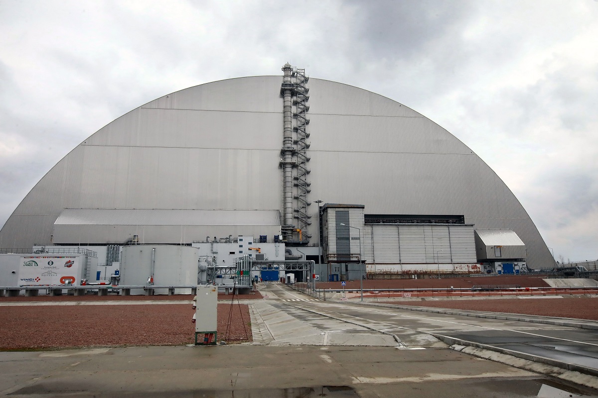 Sarcofagul care acoperă reactorul 4 al centralei nucleare de la Cernobîl, imagine realizată ziua. Sarcofagul e gri și are formă de dom