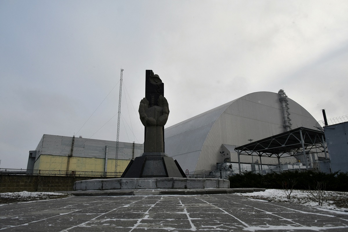 Statuia din fața sarcofagului construit peste reactorul 4 al centralei nucleare de la Cernobîl