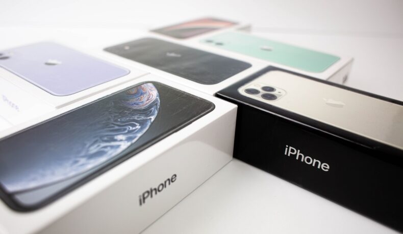 Cutii cu mai multe modele de iPhone, pe fundal alb. Apple a dezvăluit recent noul iPhone SE 5G