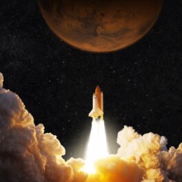 Racheta care e lansată în spațiu, printre nori, cu luna și stelele pe fundal. Misiunea Artemis I se pregătește pentru ultimul test înainte de lansare