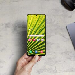 Utilizator care ține în mână un telefon Samsung Galaxy S20 Ultra, cu ecran verde, pe un fundal gri. Brevetul pentru Galaxy S30 Ultra 5G a ajuns pe Internet