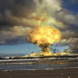 Explozie nucleară în ocean, cu nori pe fundal. Unele dintre cele mai puternice explozii de arme nucleare din istorie au fost lansate de Uniunea Sovietică