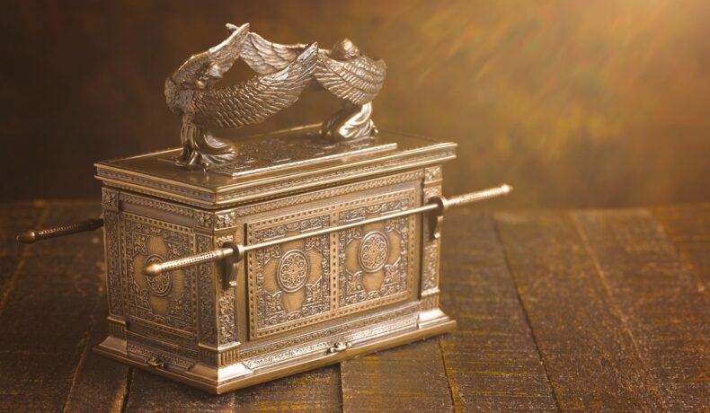Imagine cu Chivotul Legământului, cufăr de aur, pe fundal de lemn. Se numără printre cele mai valoroase comori pierdute din lume