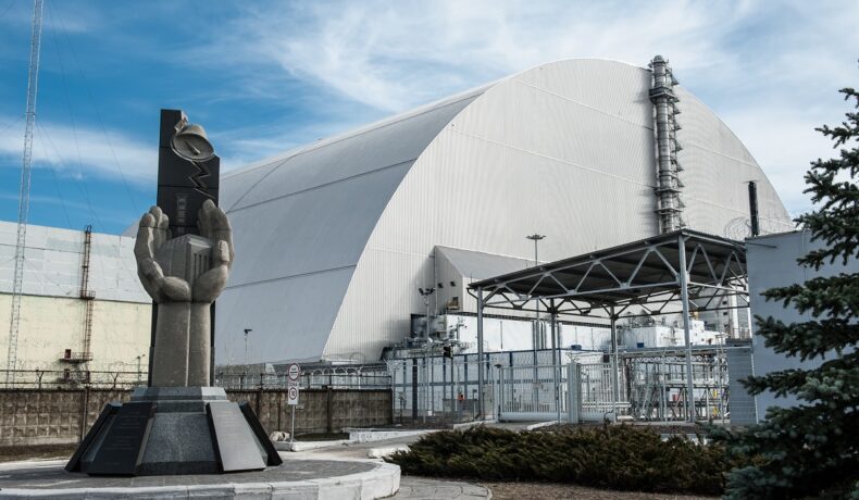 Centrala nucleară de la Cernobîl, cu statuia în față. Centrala nucleară de la Cernobîl a rămas fără curent recent