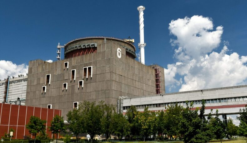 Clădirea reactorului 6 al centralei nucleare Zaporojie, cu cer albastru pe fundal. EXperții au vorbit despre detalii importante despre centrala nucleară Zaporojie după atacul armatei ruse