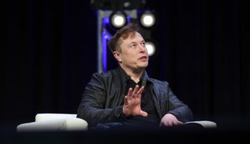 Elon Musk pe scena Satellite Conference and Exhibition, 2020, îmbrăcat în negru, stând pe o canapea. Elon Musk a promis că va salva SSI cu SpaceX