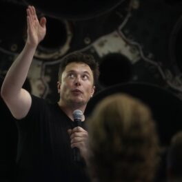 Elon Musk, 2018, în cadrul unei prezentări spațiale. E îmbrăcat într-un tricou negru, cu microfon în mână. Elon Musk ar putea deveni primul trilionar din istorie