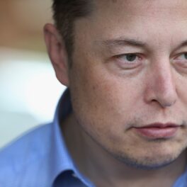 Elon Musk, 2015, la Conferința Allen & Company Sun Valley, poartă o cămașă albastră. Elon Musk a declarat recent că vrea să creeze o rețea de socializare