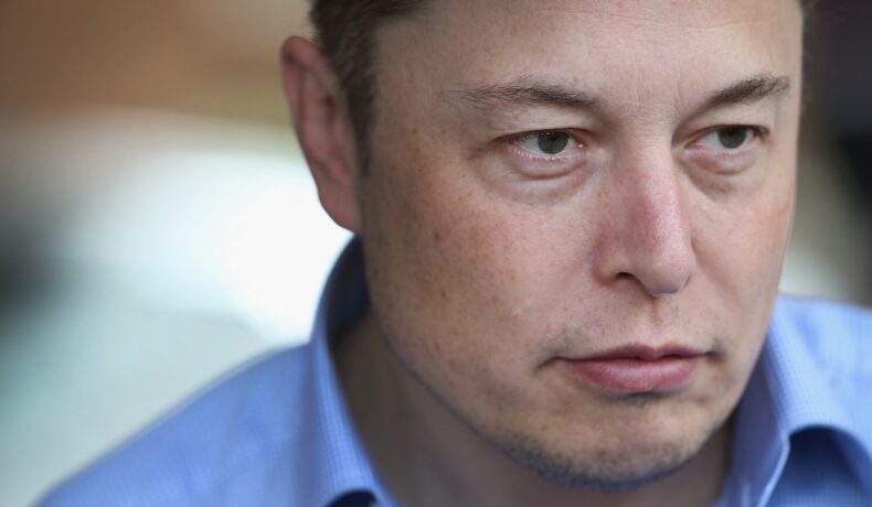 Elon Musk, 2015, la Conferința Allen & Company Sun Valley, poartă o cămașă albastră. Elon Musk a declarat recent că vrea să creeze o rețea de socializare