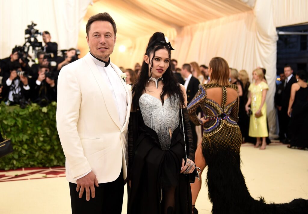 Grimes și Elon Musk pe covorul roșu Met Gala Heavenly Bodies 2018