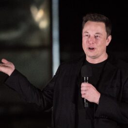 Elon Musk, în 2019, pe scenă la un eveniment din Texas, în care a vorbit despre nava Starship. Acum, Elon Musk vrea să oprească restricțiile impuse pe mesajele de pe Twitter