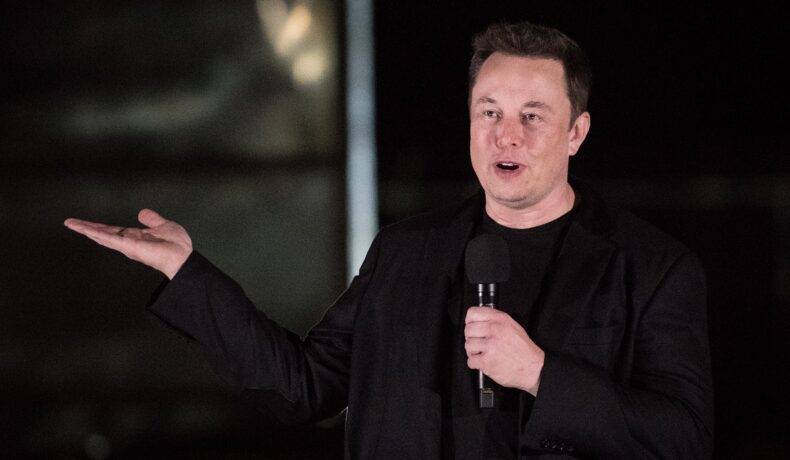 Elon Musk, în 2019, pe scenă la un eveniment din Texas, în care a vorbit despre nava Starship. Acum, Elon Musk vrea să oprească restricțiile impuse pe mesajele de pe Twitter