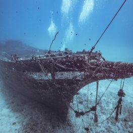 Epava unei nave de lemn, în ocean. Epava Endurance a fost descoperită după 107 ani de căutări