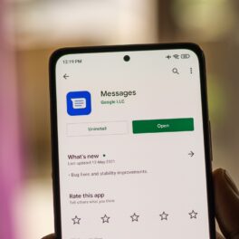 Aplicația Google Messages pe ecranul unui telefon mobil, ținut în mână. Google ar colecta datele utilizatorilor fără consimțământul lor, potrivit unui nou studiu