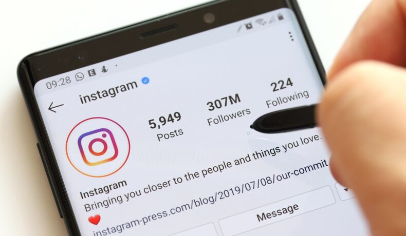 Utilizator care folosește un S Pen pentru a folosi Instagram pe un telefon. Pe ecran apare contul oficial Instagram, ce ascunde informații despre conturile private din Rusia și Ucraina