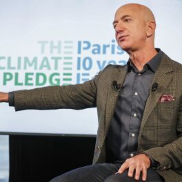 Jeff Bezos, când a anunțat co-fondarea The Climate Pledge în 2019, pe scenă. E îmbrăcat cu un sacou maro. Lecția dată de Jeff Bezos în doar 48 de cuvinte a devenit virală