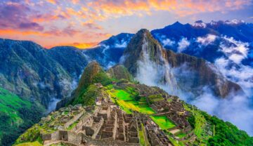 Orașul Machu Picchu, din Peru, cu munții pe fundal. Potrivit experților, Machu Picchu ar avea alt nume, de fapt