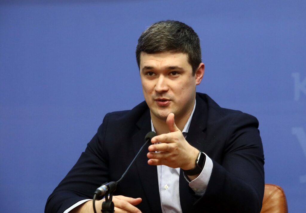 Mykhailo Fedorov, în 2020, ăn timpul unei ședințe de cabinet. Fundal albastru, costum negru, cămașă albă