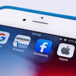Ecran telefon cu aplicații Google, Amazon, Facebook și App Store, pe fundal alb. Noile reguli DMA din Europa ar putea afecta aceste aplicații