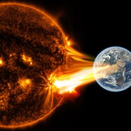 Soarele, cu o furtună solară puternică, ce se îndreaptă către Pământ, cu negru pe fundal. O erupție solară canibală se va izbi de Pământ la finalul lunii martie