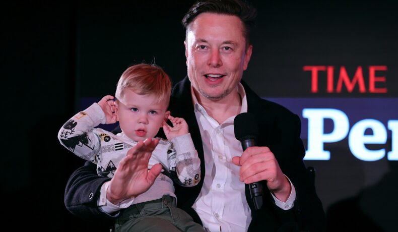 Elon Musk și X Æ A-12 la un eveniment TIME din decembrie 2021. Musk stă pe scaun și ține copilul în brațe. Regulile pe care Elon Musk crede că trebuie să le învețe toți copiii sunt foarte importante