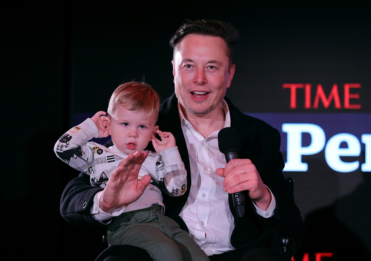 Elon Musk și X Æ A-12 la un eveniment TIME din decembrie 2021. Musk stă pe scaun și ține copilul în brațe. Regulile pe care Elon Musk crede că trebuie să le învețe toți copiii sunt foarte importante