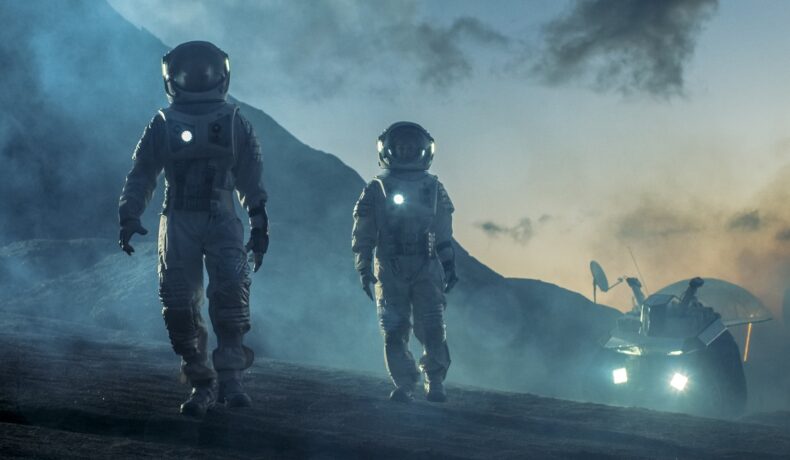 Imagine cu doi astronauți care explorează o planetă extraterestră, cu un vehicul în spate. România a semnat Acordurile Artemis, create de NASA