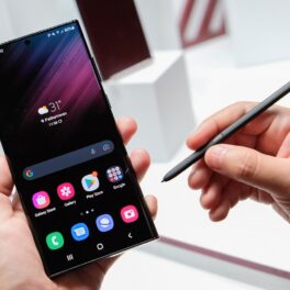 Telefon Samsung Galaxy S22 Ultra a impresionat de la lansarea sa. În imagine apare un utilizator care ține în mână un telefon Ultra și S Pen
