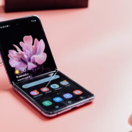 Telefon Samsung Galaxy Z Flip 3, pliat pe jumătate, pe un fundal roz. Samsung Galaxy Z Flip 4 ar putea fi lansat în august 2022