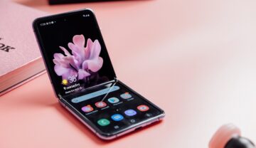 Telefon Samsung Galaxy Z Flip 3, pliat pe jumătate, pe un fundal roz. Samsung Galaxy Z Flip 4 ar putea fi lansat în august 2022