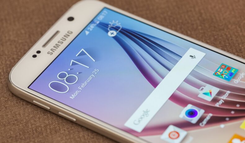 Samsung Galaxy S6 Pearl, pe alb, pe un fundal maro. Recent, Samsung a confirmat că hackerii au furat codul sursă Galaxy