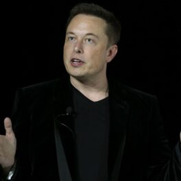 Elon Musk, pe scena când a dezvăluit Tesla Model X Crossover SUV, în 2015. E îmbrăcat într-un sacou negru, pe fundal negru. Sfatul lui Elon Musk pentru Ucraina a fost publicat pe rețeaua de socializare Twitter
